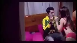 جميلة سمراء بمؤخرة ممتلئة تقفز على عصا لحوم صلبة