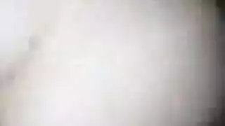 عاهرة سمراء تتوسل للعب ببظرها بخشونة