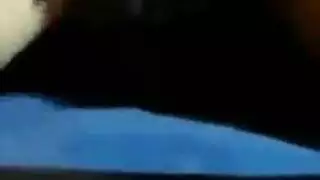 شرج على طاولة مساج مع سمراء ساخنة ترتدي جوارب