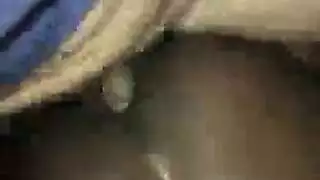 الزوجة السمراء الشهوانية تبتلع قضيب زوجها الصلب بالكامل