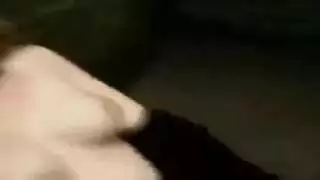 فتاة سوداء مثيرة تستمني تحت الشمس، كسها يتألم لقضيب صلب