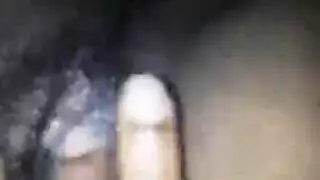 سمراء شابة تمارس الجنس مع أبيها بعمق بتوصيلة حميمة في الغرفة