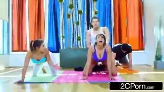 رجل عضلي يسيطر في مثلث شرجي صريح
