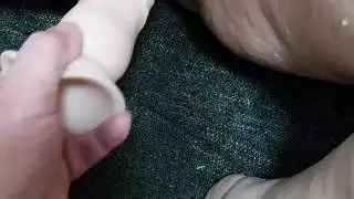 فرخ الساخنة يحصل البرية مع دسار ويعطي النشوة الجنسية التدفق المكثف، مما يجعل بوسها يتدفق مثل نافورة