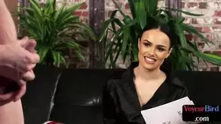 جلسة سيادة إناث إباحية: الفتاة المتسلطة في البلوزة والتنورة تمارس الجنس مع عبد خاضع