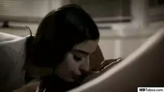 إباحية زفاف صريحة: الراقصات العاهرات في ملابس الجسم تُثقبن على الشاطئ