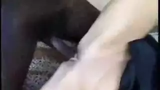 قضيبان أسودان كبيران يدمران سيدة ناضجة بينما يراقب رجل ويستمني