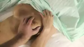 فاقدة للوعي، أثداء مكشوفة تحسس نهديها