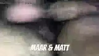 حمولات من السائل المنوي الدافئ تغطي قضيبه الإباحي الدهني