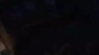 جميلة سمراء ضفيرة تأخذ قذفًا على وجهها من عدة قضبان