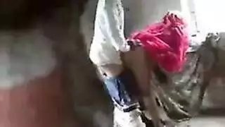 فريق مزدوج من الناضجات: شاب هندي يمارس الجنس بقوة في مخبأ مهجور