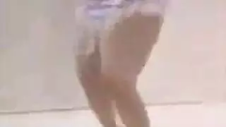 إباحية: عاهرة تتعاطى ثم تمارس الجنس بعد رقص ساخن