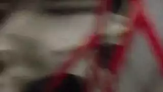 تمديد مؤخرتها الضيقة في وضعية إكس إكس إكس