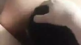 شريط جنس حيواني: خنزير يضرب مراهقة في الحظيرة