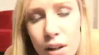 شقراوات مثيرة في جنس جماعي مع عاهرة محظوظة