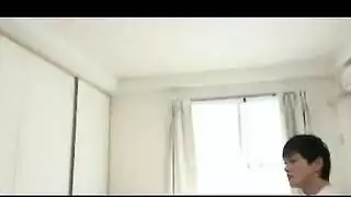 ثنائي الأم والابنة يتقنان تقنيات مص القضيب