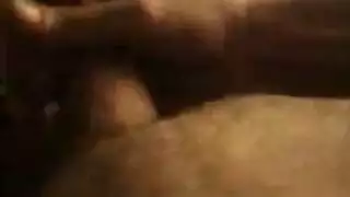 شقراء ذات لسان مثقوب، معصوبة العينين، وتمارس في فعل صريح وقاس