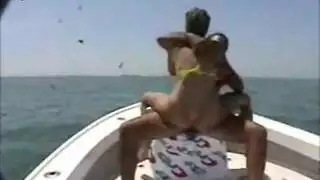 فتاتان وشاب في مشهد إباحي صريح